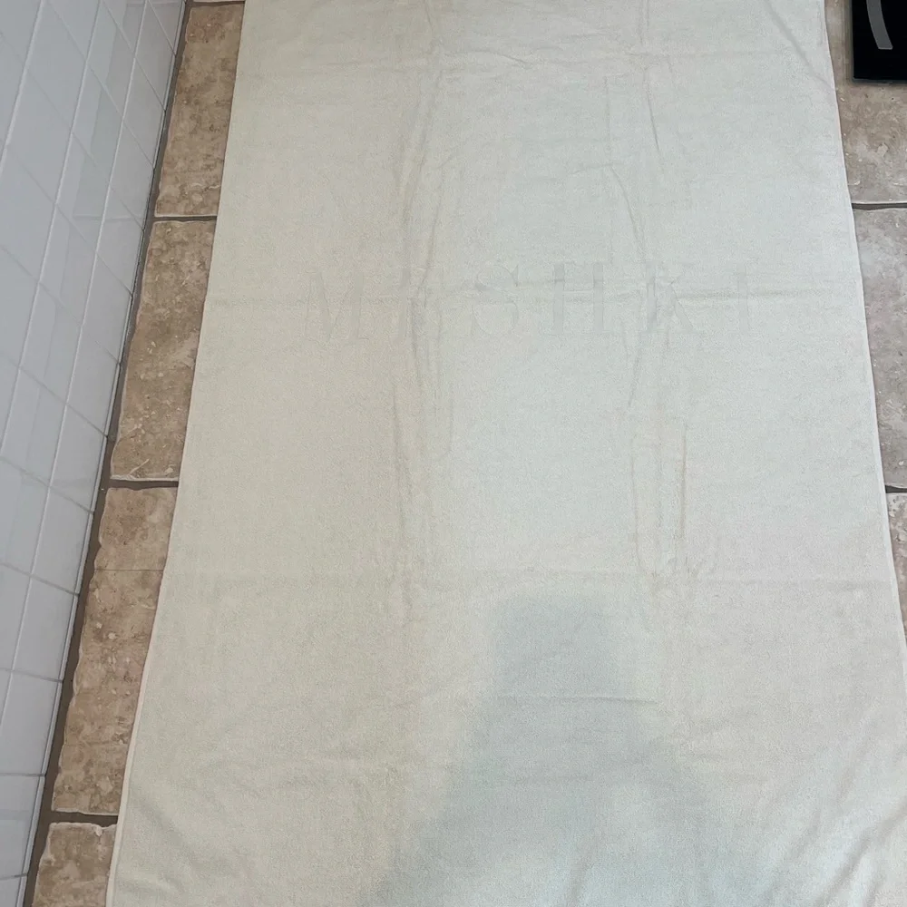 Brand new MESHKI large beach towel